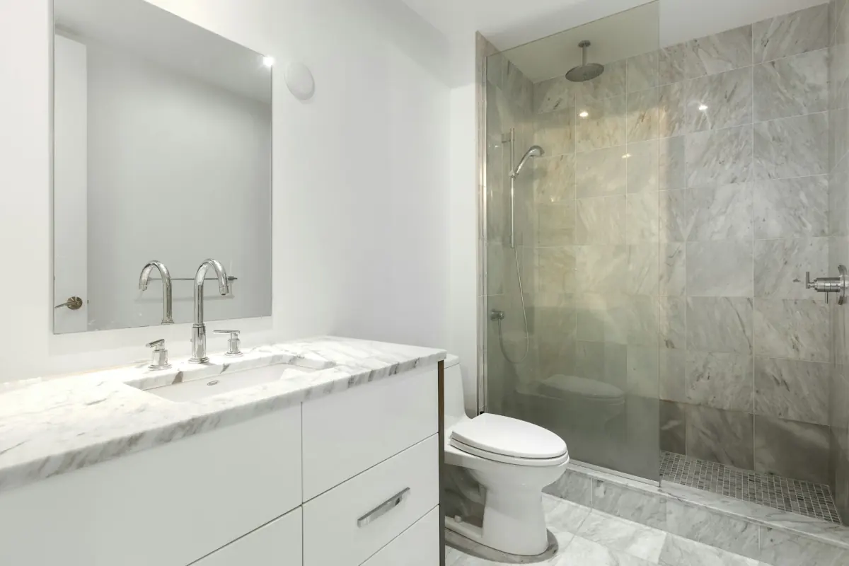 Modernes Bad mit Dusche