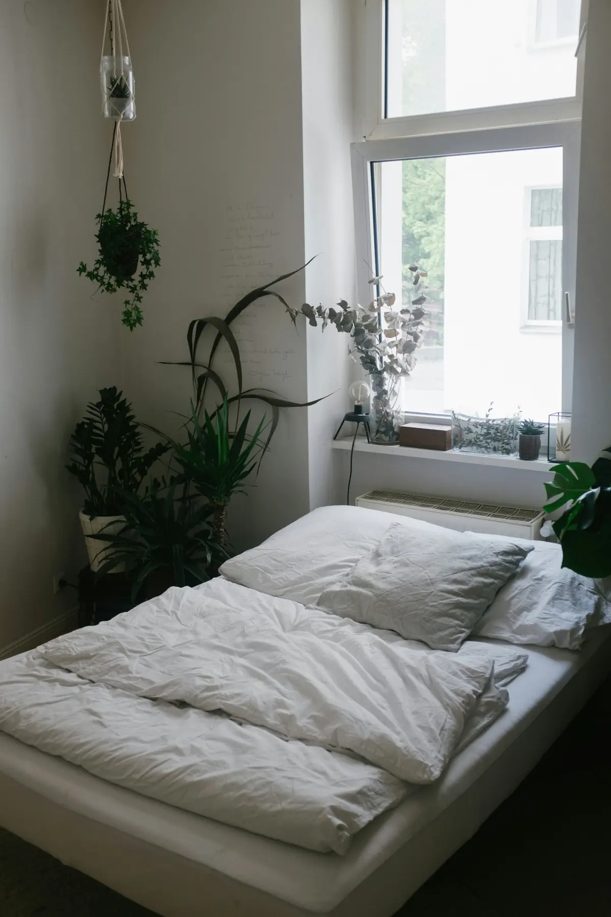 Modernes, helles Schlafzimmer mit gepflegter Ausstattung